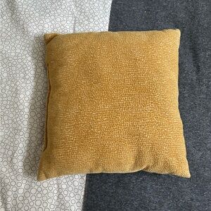 10/25$ 🧁 Cozy Mustard Yellow Throw Pillow